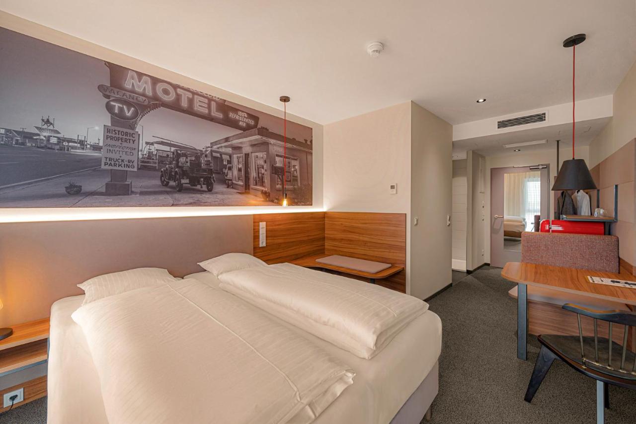 Zuendwerk - Motel Strasshof an der Nordbahn Bagian luar foto